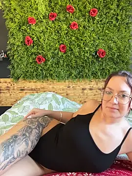 ladoucedu34 online show from 10-26-25, 01:50