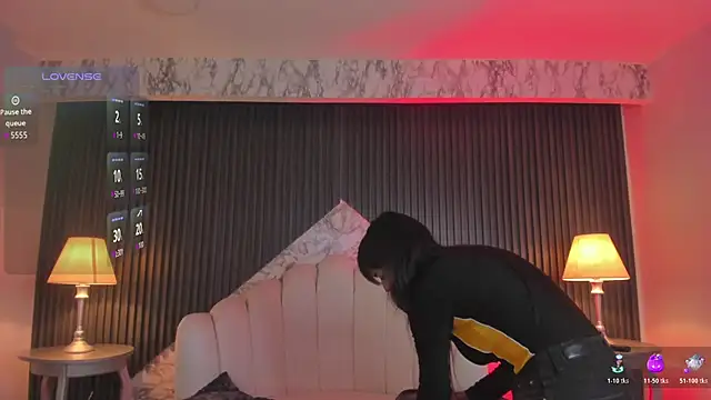 Snapshot of MeganDraco_ chatting on 10-28-25, 12:30 MeganDraco online show from 10-28-25, 12:30