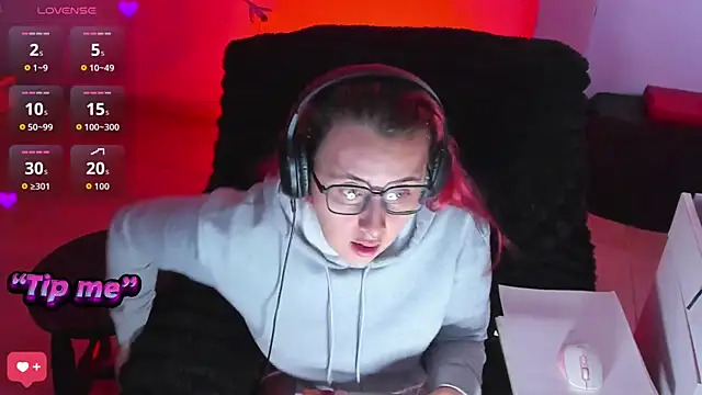 Snapshot of bonnie_moon_ chatting on 10-25-25, 07:41 bonnie moon online show from 10-25-25, 07:41