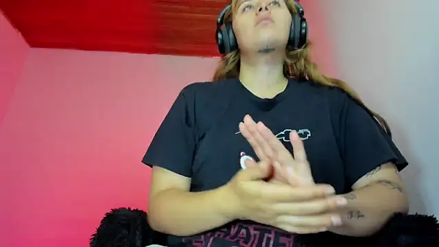 Snapshot of bonnie_moon_ chatting on 01-10-26, 05:26 bonnie moon online show from 01-10-26, 05:26