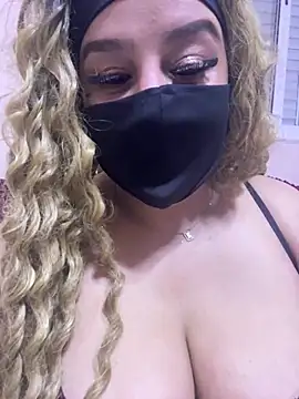 Snapshot of mari_layali chatting on 12-18-24, 01:37 mari layali online show from 12-18-24, 01:37