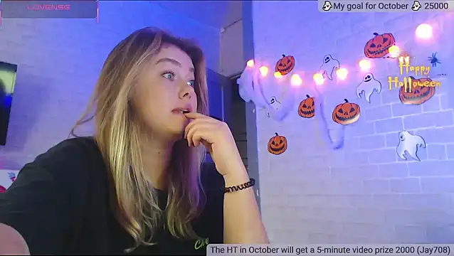 Snapshot of SuchCute chatting on 10-28-25, 02:15 SuchCute online show from 10-28-25, 02:15