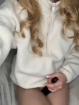 Snapshot of Lolitaxlola chatting on 11-17-25, 09:04 Lolitaxlola online show from 11-17-25, 09:04