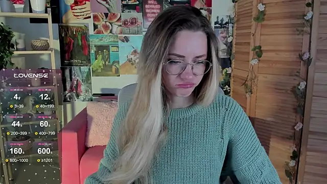 Snapshot of LadyIzabel chatting on 12-12-24, 08:36 LadyIzabel online show from 12-12-24, 08:36