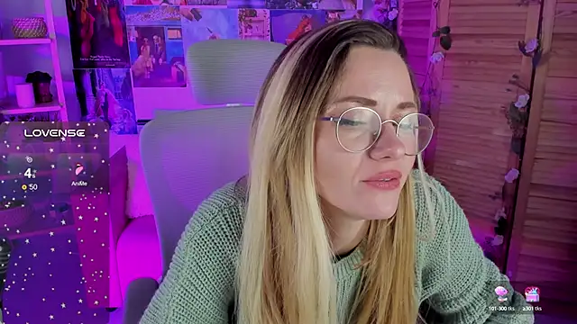 Snapshot of LadyIzabel chatting on 12-12-24, 03:05 LadyIzabel online show from 12-12-24, 03:05