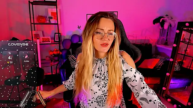 Snapshot of LadyIzabel chatting on 01-08-25, 11:43 LadyIzabel online show from 01-08-25, 11:43