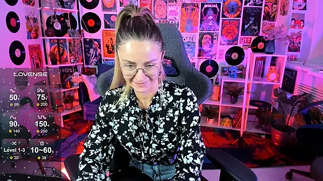 Snapshot of LadyIzabel chatting on 01-24-25, 08:23 LadyIzabel online show from 01-24-25, 08:23