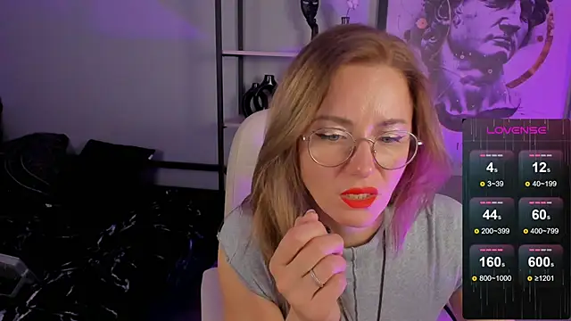 Snapshot of LadyIzabel chatting on 10-28-25, 09:35 LadyIzabel online show from 10-28-25, 09:35