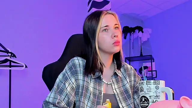 AliceSunday online show from 10-19-25, 02:01