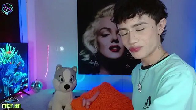 Snapshot of maxiy_001 chatting on 03-07-25, 05:29 maxiy 001 online show from 03-07-25, 05:29