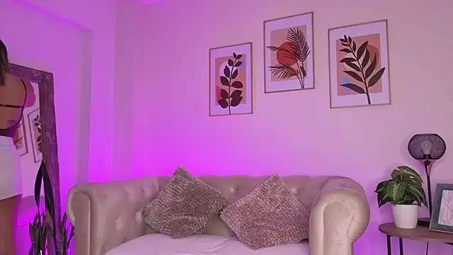 DahianaWalcott online show from 02-25-26, 10:30