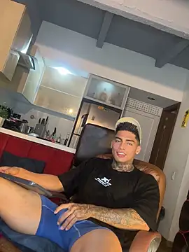 Snapshot of Dominiofit chatting on 10-27-25, 01:53 Dominiofit online show from 10-27-25, 01:53