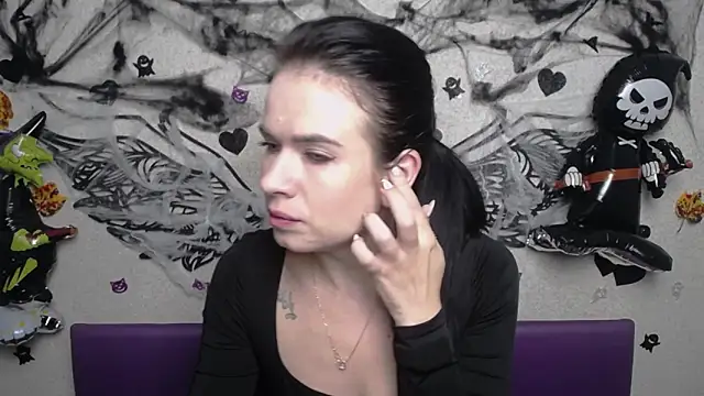 JasmineKouch online show from 10-28-25, 06:28