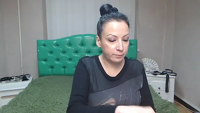 Snapshot of ElizabethSho chatting on 12-08-24, 12:18 ElizabethSho online show from 12-08-24, 12:18