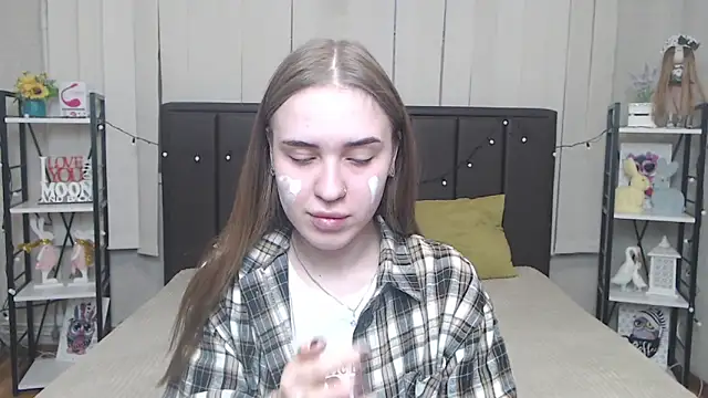 LauraHlot online show from 10-13-25, 05:40