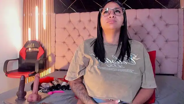 Snapshot of La_indiia chatting on 11-12-25, 12:16 La indiia online show from 11-12-25, 12:16