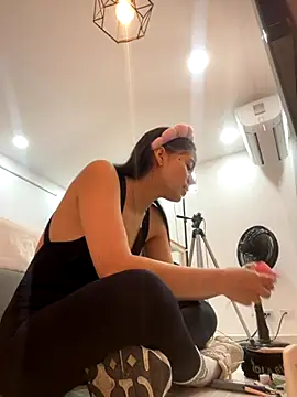 ariel jonees online show from 11-26-25, 04:19