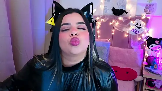 Snapshot of MiahJoness chatting on 10-31-25, 02:01 MiahJoness online show from 10-31-25, 02:01