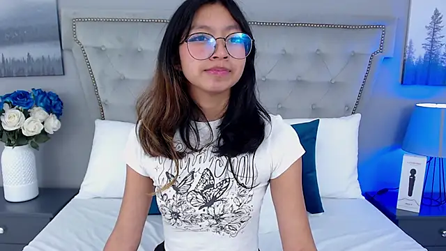 Snapshot of Yommi_Winx chatting on 01-23-25, 12:57 Yommi Winx online show from 01-23-25, 12:57