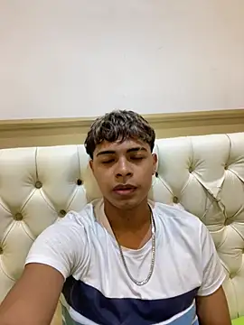 Snapshot of dafnezahiraa_ chatting on 12-27-24, 12:29 dafnezahiraa  online show from 12-27-24, 12:29