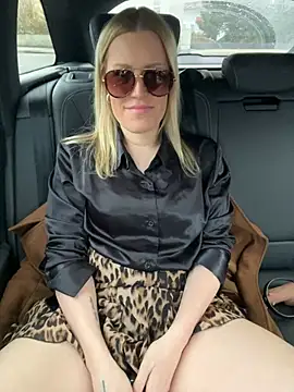 Snapshot of Sissy-Bee chatting on 12-26-24, 02:27 Sissy-Bee online show from 12-26-24, 02:27