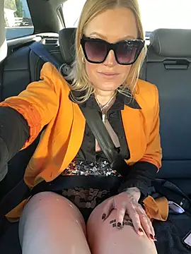 Snapshot of Sissy-Bee chatting on 01-19-25, 01:33 Sissy-Bee online show from 01-19-25, 01:33