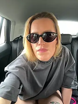 Snapshot of Sissy-Bee chatting on 10-19-25, 02:29 Sissy-Bee online show from 10-19-25, 02:29