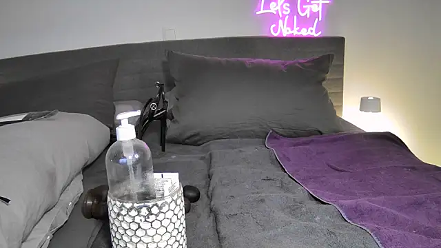 Snapshot of Sissy-Bee chatting on 10-28-25, 07:05 Sissy-Bee online show from 10-28-25, 07:05