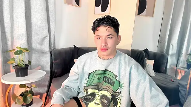 Snapshot of MatheoVelez chatting on 01-27-25, 12:05 MatheoVelez online show from 01-27-25, 12:05