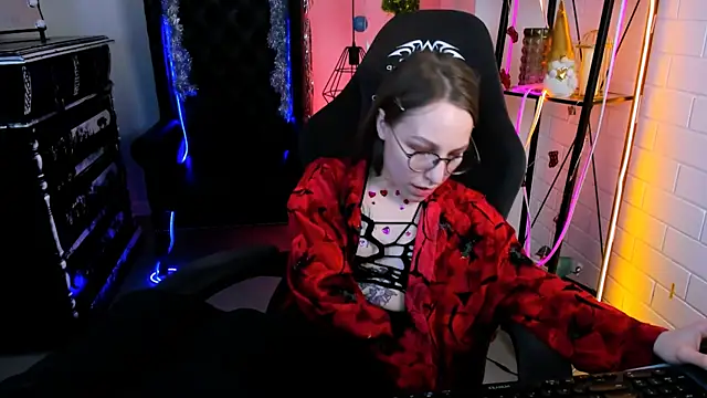 Snapshot of AphexQueen chatting on 12-15-24, 09:20 AphexQueen online show from 12-15-24, 09:20