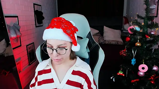 Snapshot of AphexQueen chatting on 12-17-24, 01:16 AphexQueen online show from 12-17-24, 01:16