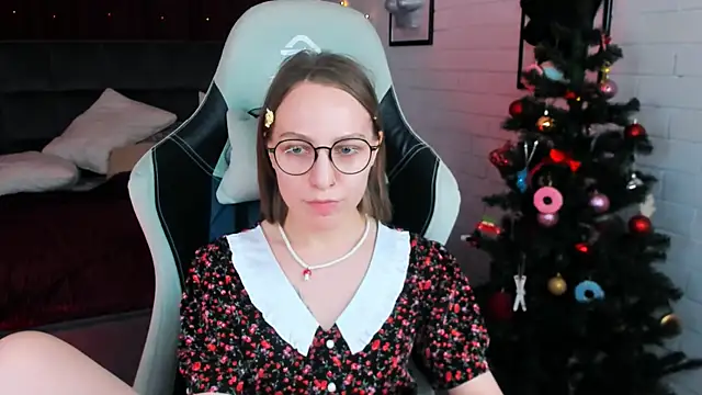 Snapshot of AphexQueen chatting on 12-20-24, 07:17 AphexQueen online show from 12-20-24, 07:17