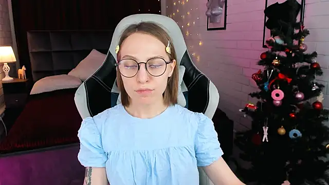 Snapshot of AphexQueen chatting on 12-21-24, 01:10 AphexQueen online show from 12-21-24, 01:10