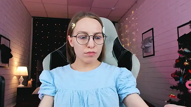 Snapshot of AphexQueen chatting on 12-21-24, 07:16 AphexQueen online show from 12-21-24, 07:16