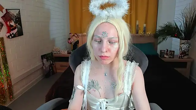 Snapshot of AphexQueen chatting on 12-23-24, 04:28 AphexQueen online show from 12-23-24, 04:28