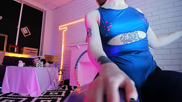 Snapshot of AphexQueen chatting on 12-28-24, 06:18 AphexQueen online show from 12-28-24, 06:18