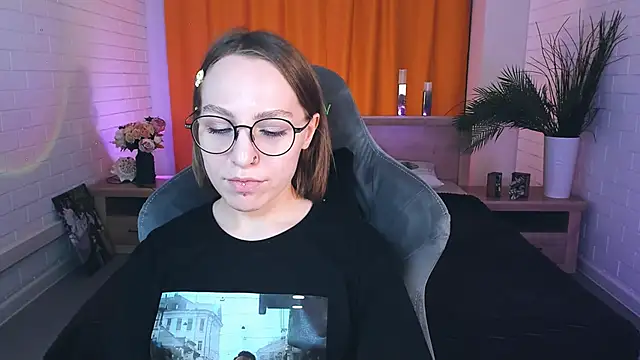 Snapshot of AphexQueen chatting on 01-14-25, 09:24 AphexQueen online show from 01-14-25, 09:24