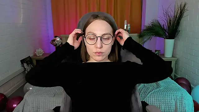 Snapshot of AphexQueen chatting on 02-09-25, 08:13 AphexQueen online show from 02-09-25, 08:13