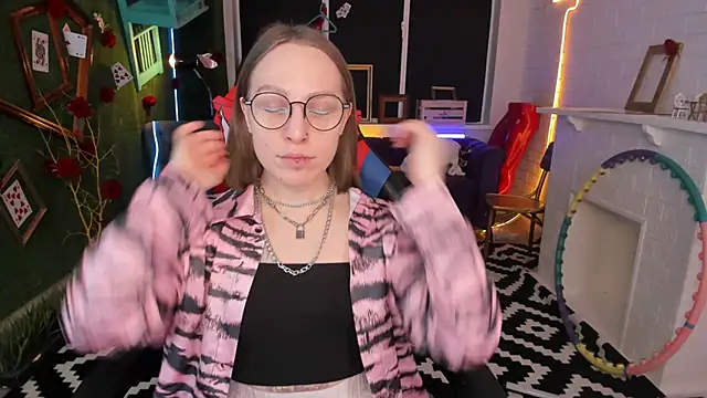 Snapshot of AphexQueen chatting on 02-26-25, 01:08 AphexQueen online show from 02-26-25, 01:08