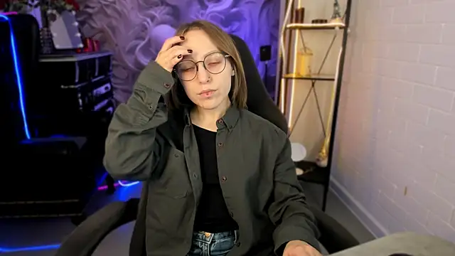 Snapshot of AphexQueen chatting on 02-27-25, 09:11 AphexQueen online show from 02-27-25, 09:11