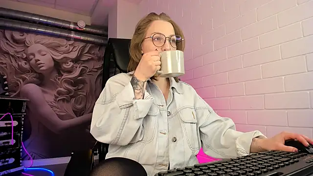 Snapshot of AphexQueen chatting on 09-19-25, 09:22 AphexQueen online show from 09-19-25, 09:22