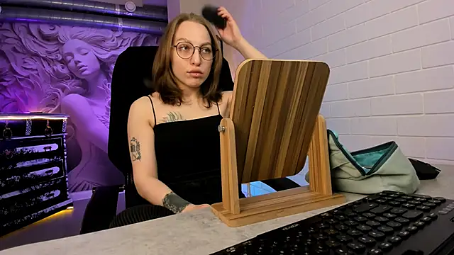 Snapshot of AphexQueen chatting on 11-02-25, 05:21 AphexQueen online show from 11-02-25, 05:21