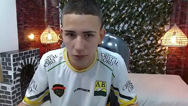 Snapshot of JackSwan18 chatting on 12-06-24, 01:11 JackSwan18 online show from 12-06-24, 01:11