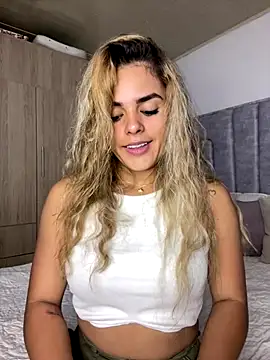 Snapshot of ZoeJohnsoon chatting on 10-16-25, 04:30 ZoeJohnsoon online show from 10-16-25, 04:30