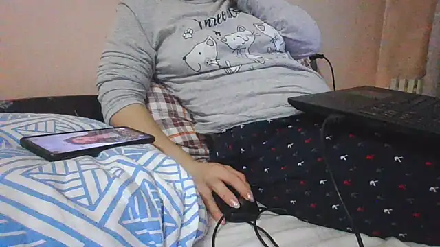 Snapshot of MikaKors chatting on 01-06-25, 01:52 MikaKors online show from 01-06-25, 01:52