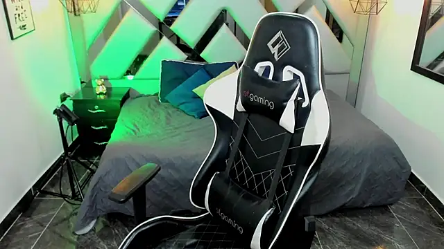 Snapshot of Nahomi-Hill chatting on 02-01-25, 11:16 Nahomi-Hill online show from 02-01-25, 11:16