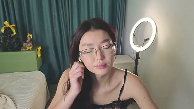 Snapshot of AudreyMell chatting on 12-14-25, 03:06 AudreyMell online show from 12-14-25, 03:06