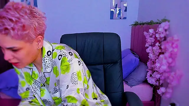 Charlee pink online show from 12-16-25, 04:56