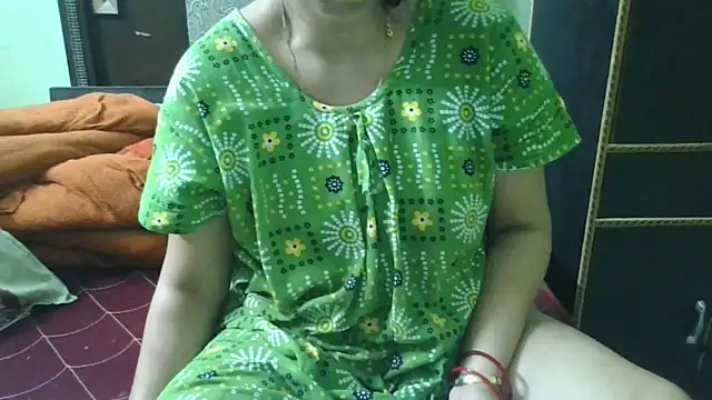 Snapshot of couplesuni chatting on 10-06-25, 03:04 couplesuni online show from 10-06-25, 03:04