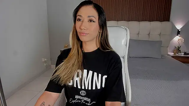 Snapshot of Emma23__ chatting on 02-19-26, 06:31 Emma23 online show from 02-19-26, 06:31